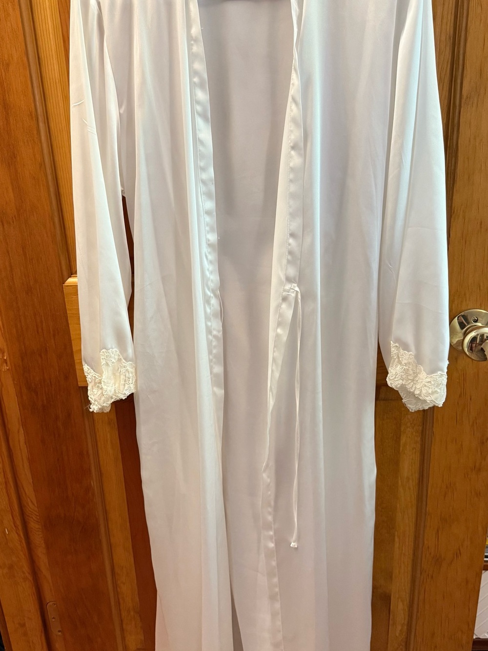 Jones New York White Satin Robe with Lace Cuff and Tie